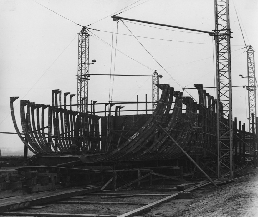 OLZA w budowie (fotka ze zb. Pracowni Historii Politechniki
               Gdańskiej (budowa kadłuba, widoczne dźwigi wytykowe -słupy.

