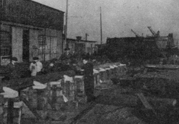 BERKUT – prace przy położeniu stępki. Foto - C. Jeryś – BUDOWNICTWO OKRĘTOWE w Gdyni 1920 – 1945.