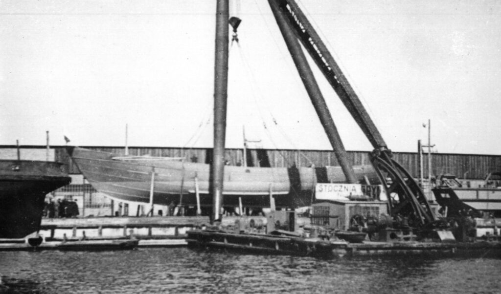 Kadłub BERKUTA – wodowanie za pomocą dźwigu pływającego – fot. ze zbiorów K. Kulpińskiego