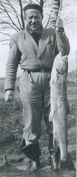 Prezes Romuald Witkowski z łososiem, 1957 r. - Koło Wędkarskie