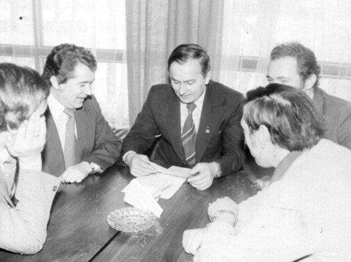 W środku R. Maternicki z K-3 - Klub Mistrza