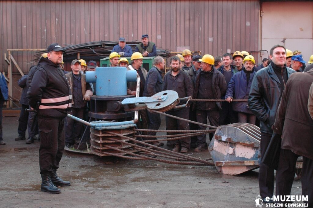 Chrzest i podniesienie bandery &ndash; 8168-15 - TAIPAN - 2006 &ndash; foto Tadeusz Lademann