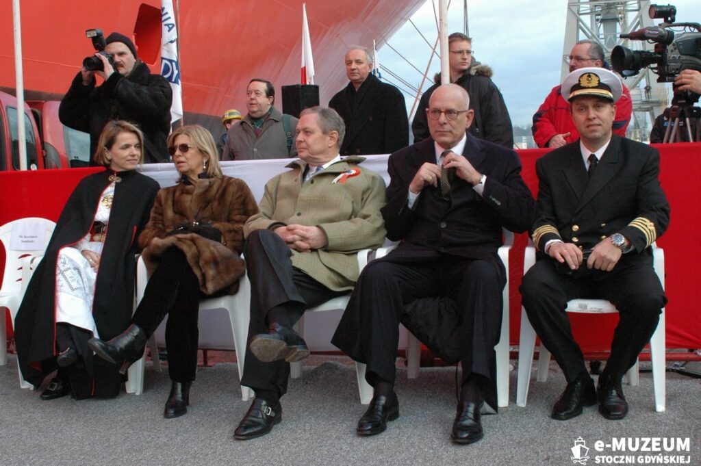 Chrzest i podniesienie bandery &ndash; 8168-15 - TAIPAN - 2006 &ndash; foto Tadeusz Lademann