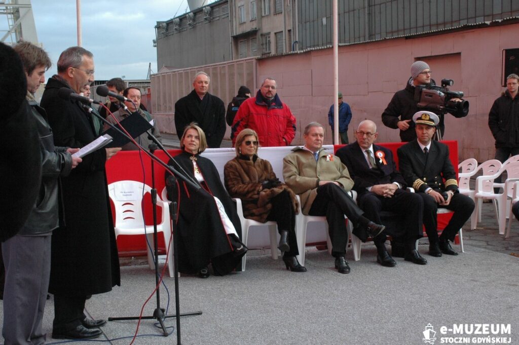 Chrzest i podniesienie bandery &ndash; 8168-15 - TAIPAN - 2006 &ndash; foto Tadeusz Lademann