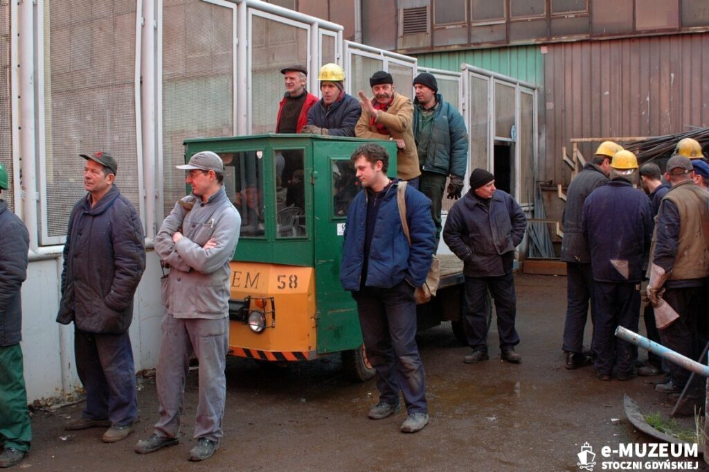 Chrzest i podniesienie bandery &ndash; 8168-15 - TAIPAN - 2006 &ndash; foto Tadeusz Lademann
