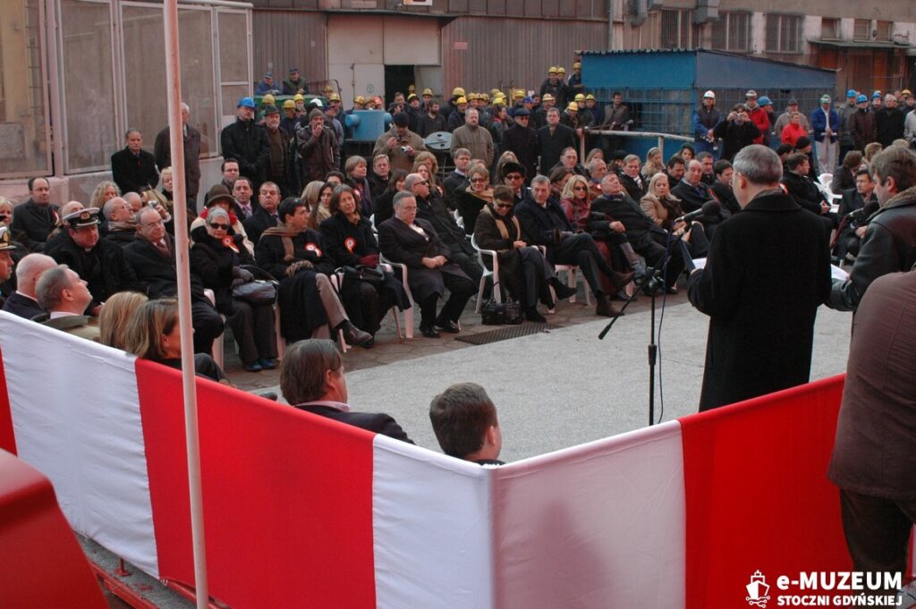 Chrzest i podniesienie bandery &ndash; 8168-15 - TAIPAN - 2006 &ndash; foto Tadeusz Lademann
