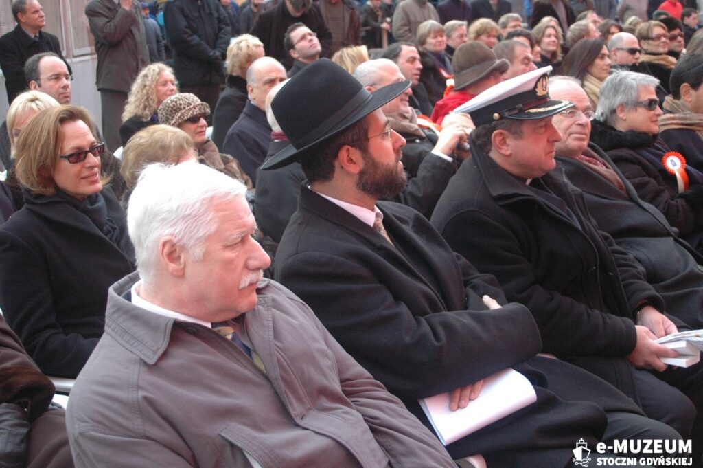 Chrzest i podniesienie bandery &ndash; 8168-15 - TAIPAN - 2006 &ndash; foto Tadeusz Lademann