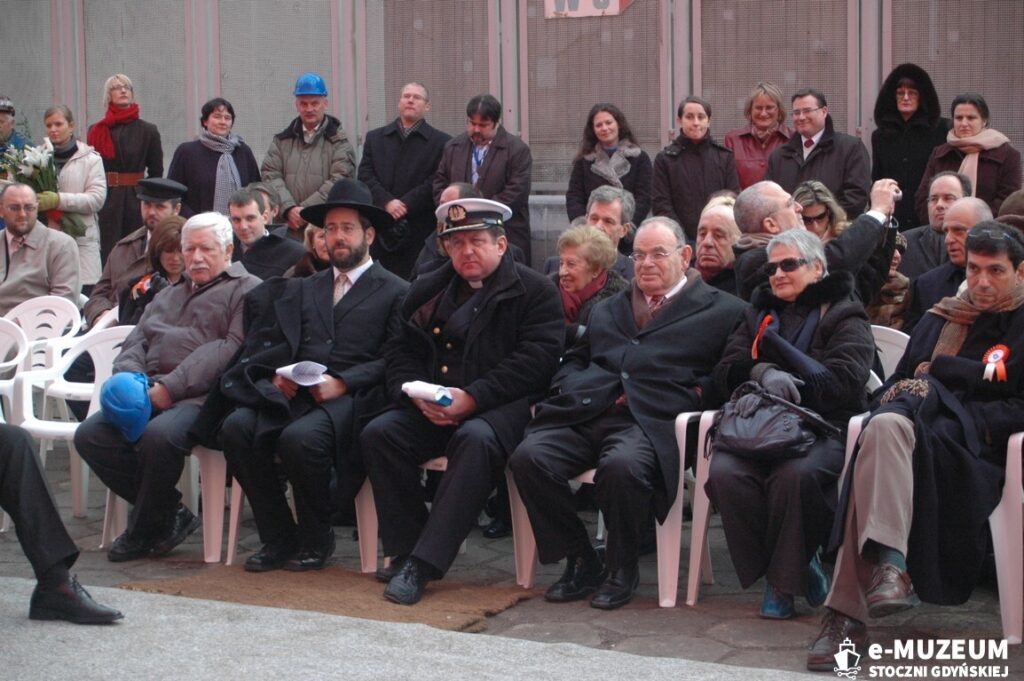 Chrzest i podniesienie bandery &ndash; 8168-15 - TAIPAN - 2006 &ndash; foto Tadeusz Lademann