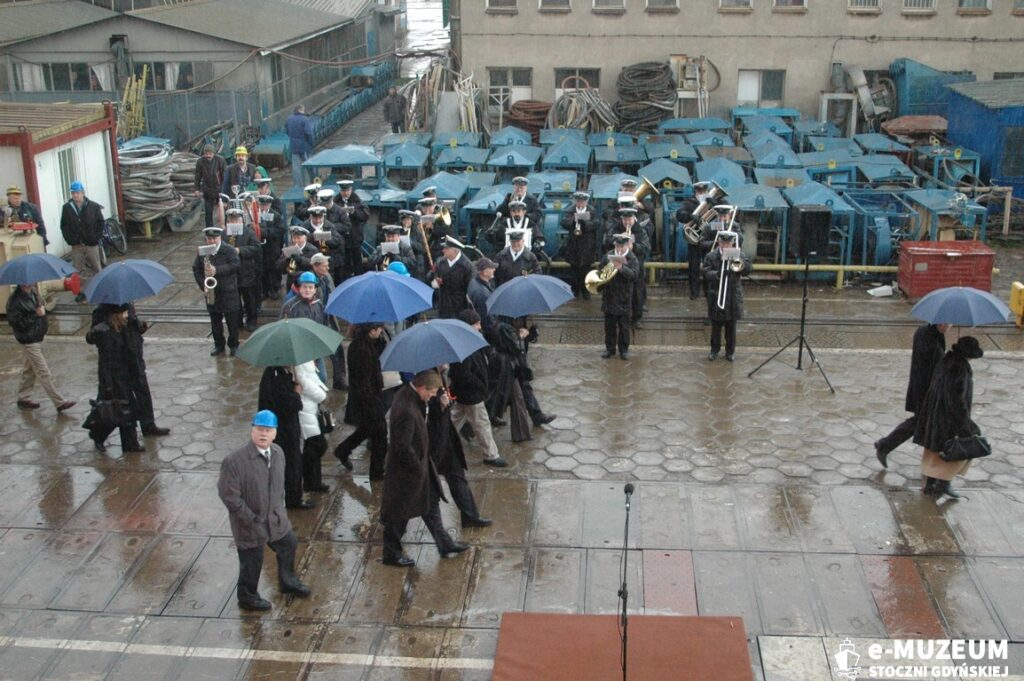 Chrzest i podniesienie bandery &ndash; 8168-15 - TAIPAN - 2006 &ndash; foto Tadeusz Lademann