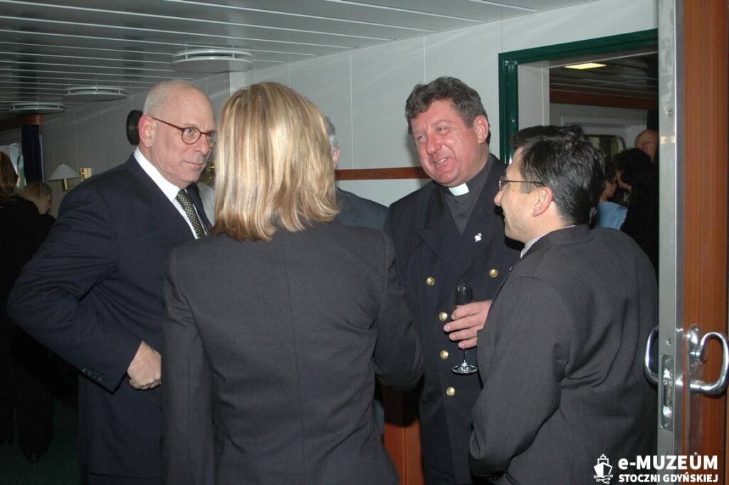 Chrzest i podniesienie bandery &ndash; 8168-15 - TAIPAN - 2006 &ndash; foto Tadeusz Lademann