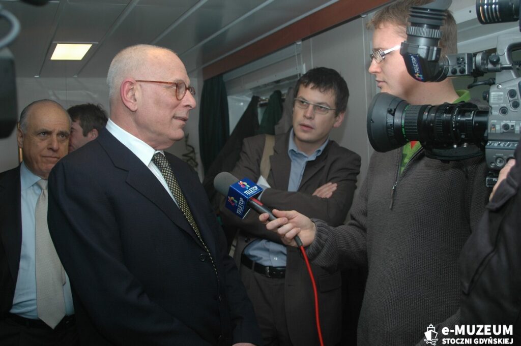 Chrzest i podniesienie bandery &ndash; 8168-15 - TAIPAN - 2006 &ndash; foto Tadeusz Lademann