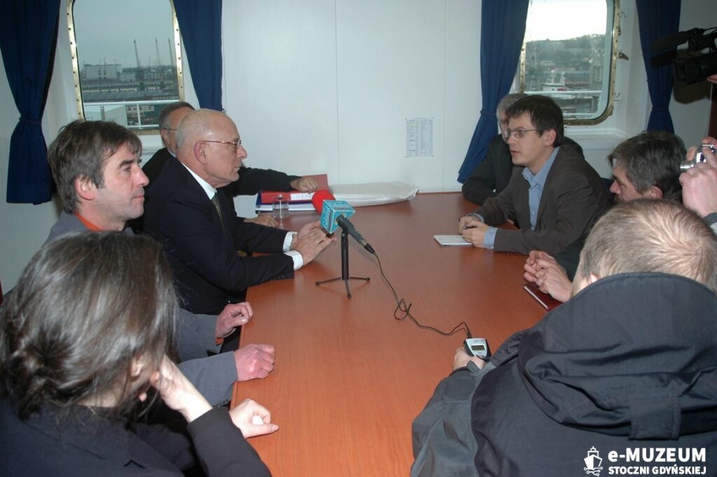 Chrzest i podniesienie bandery &ndash; 8168-15 - TAIPAN - 2006 &ndash; foto Tadeusz Lademann
