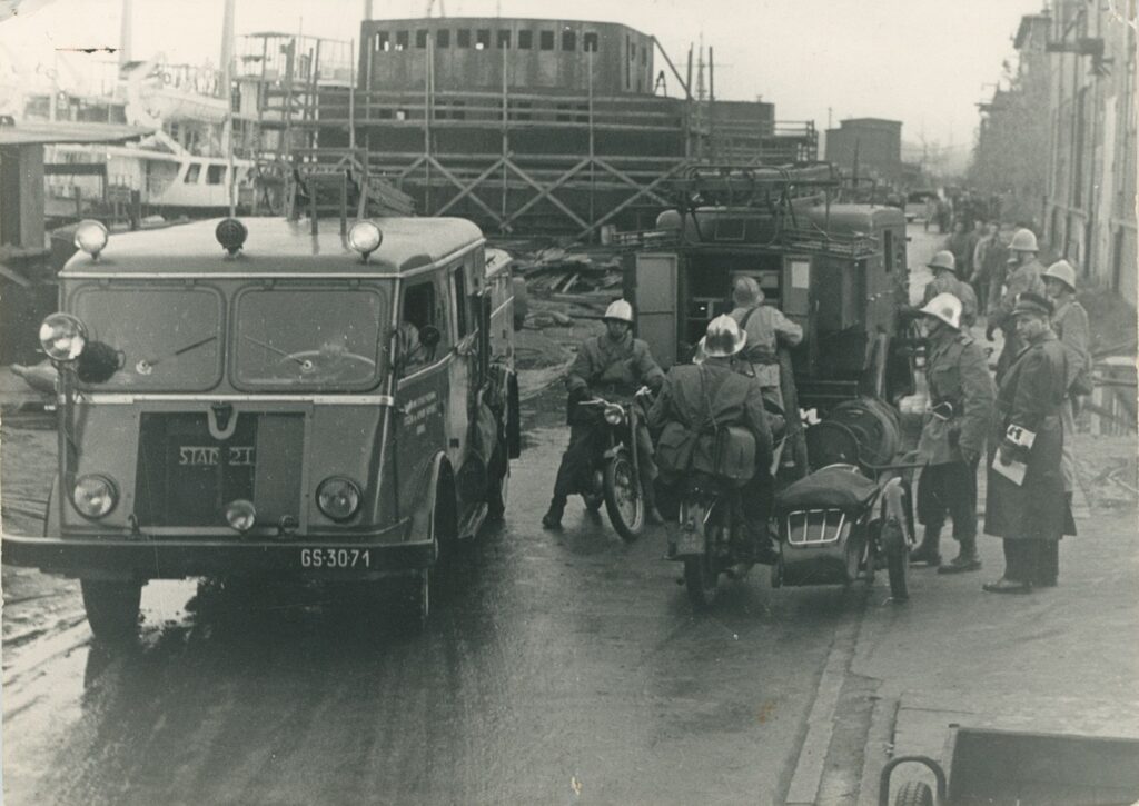 Ćwiczenia gaszenia pożarów na statku w budowie – rok 1960