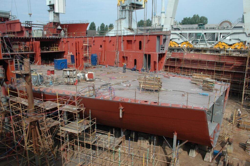 Budowa statk&oacute;w w dokach &ndash; 8245-3 - 26.06.06 &ndash; foto. Tadeusz Lademann