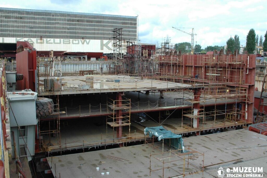 Budowa statk&oacute;w w dokach &ndash; 8168-12 - 6.06.05 &ndash; foto. Tadeusz Lademann