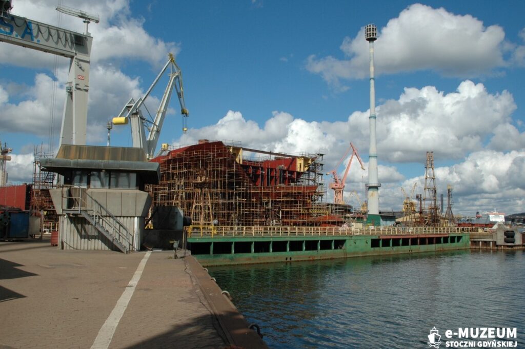 Budowa statk&oacute;w w dokach &ndash; 8168-12 - 9.05.05 &ndash; foto. Tadeusz Lademann
