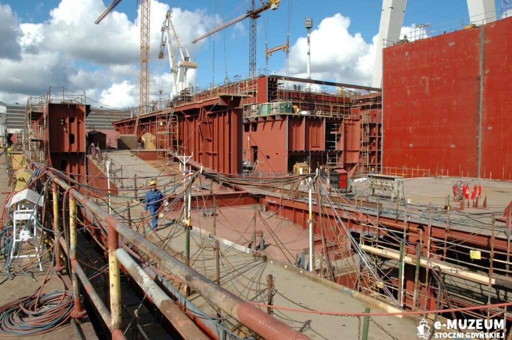 Budowa statk&oacute;w w dokach &ndash; 8168-12 - 9.05.05 &ndash; foto. Tadeusz Lademann
