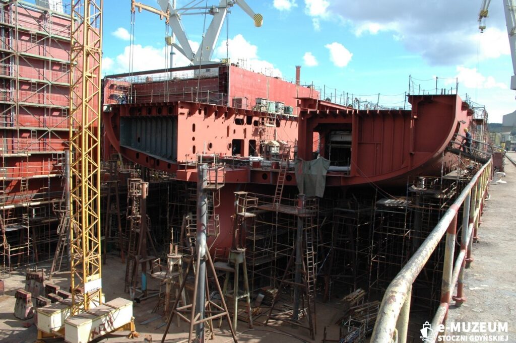 Budowa statk&oacute;w w dokach &ndash; 8168-12 - 9.05.05 &ndash; foto. Tadeusz Lademann