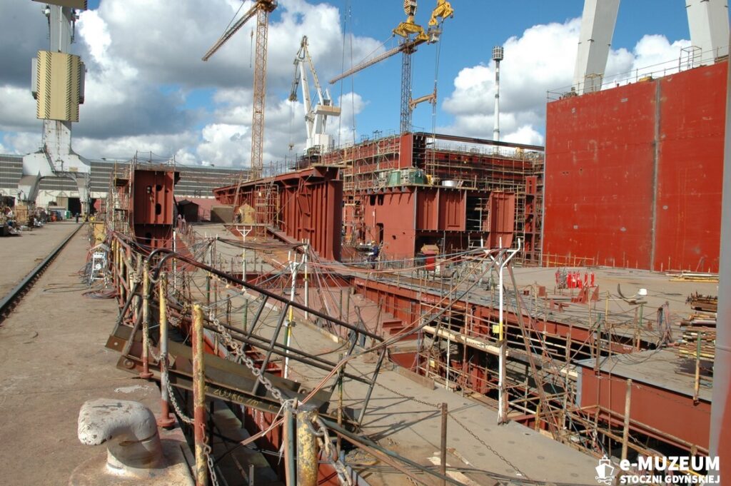 Budowa statk&oacute;w w dokach &ndash; 8168-12 - 9.05.05 &ndash; foto. Tadeusz Lademann