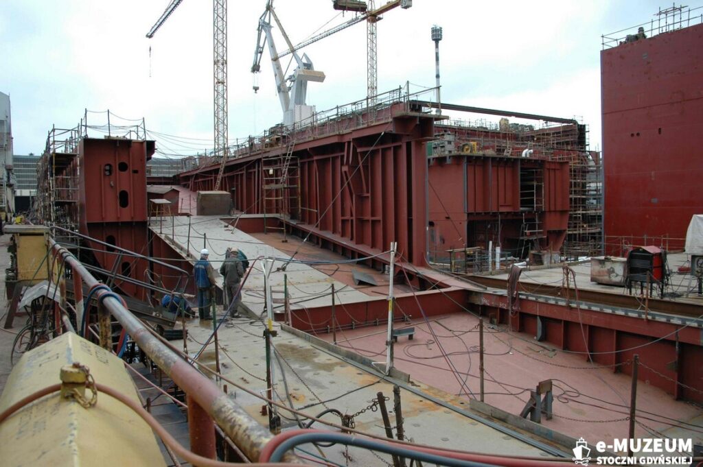Budowa statk&oacute;w w dokach &ndash; 8168-12 - 16.05.05 &ndash; foto. Tadeusz Lademann