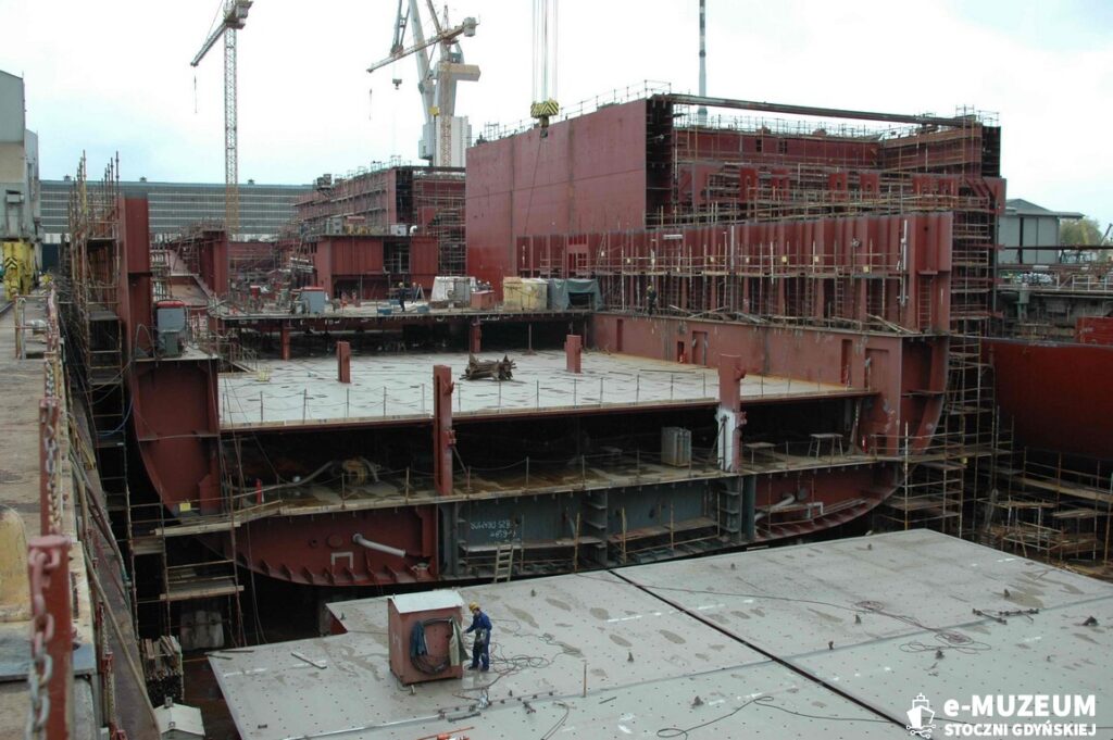 Budowa statk&oacute;w w dokach &ndash; 8168-12 - 16.05.05 &ndash; foto. Tadeusz Lademann