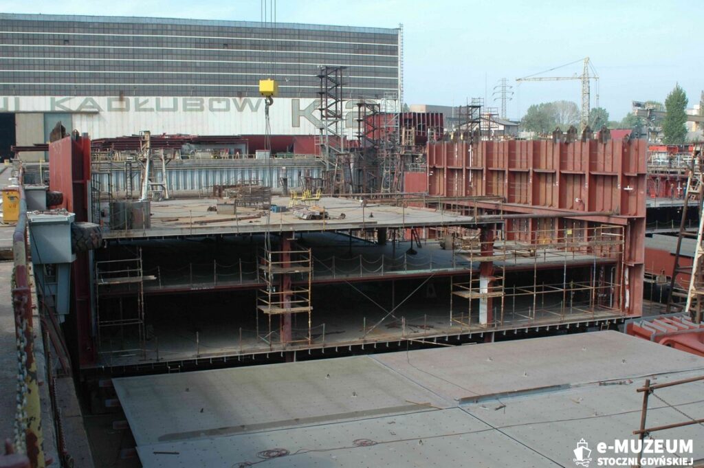 Budowa statk&oacute;w w dokach &ndash; 8168-12 - 23.05.05 &ndash; foto. Tadeusz Lademann