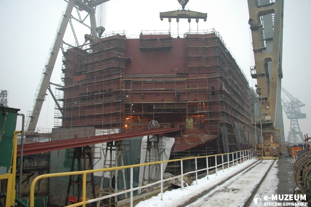 Budowa statk&oacute;w w dokach &ndash; 8168-13 - 2.01.06 &ndash; foto. Tadeusz Lademann