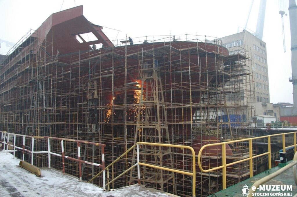 Budowa statk&oacute;w w dokach &ndash; 8168-13 - 2.01.06 &ndash; foto. Tadeusz Lademann