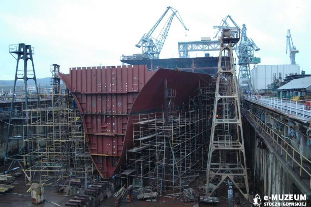 Budowa statk&oacute;w w dokach &ndash; 8168-13 - 12.12.05 &ndash; foto. Tadeusz Lademann