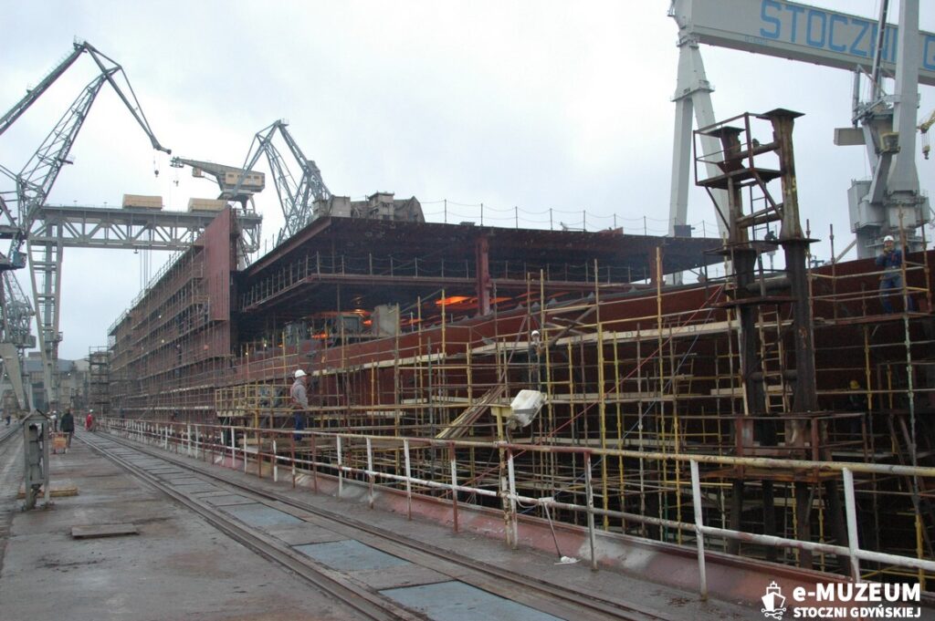 Budowa statk&oacute;w w dokach &ndash; 8168-13 - 12.12.05 &ndash; foto. Tadeusz Lademann
