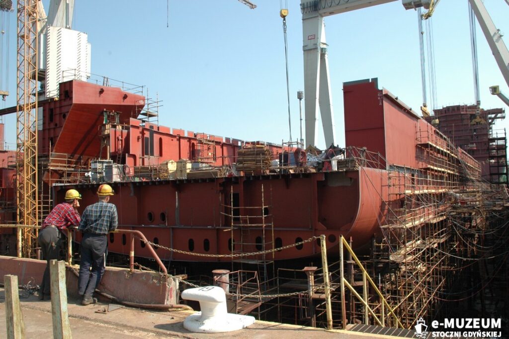 Budowa statk&oacute;w w dokach &ndash; 8245-3 - 3.07.06 &ndash; foto. Tadeusz Lademann