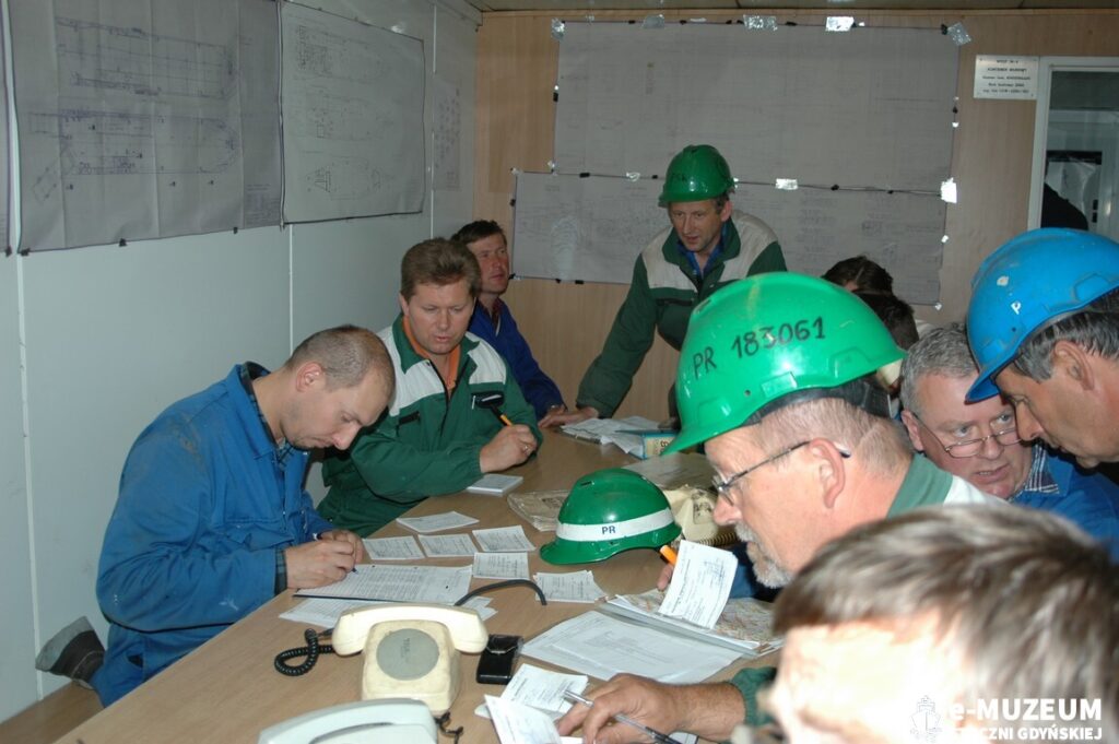 Stoczniowcy w pracy &ndash; foto. Tadeusz Lademann