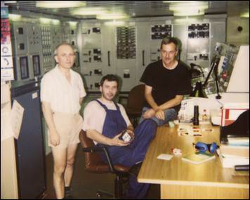 Trzej statkowi Polacy w CMK (od lewej: II mechanik, elektryk i moja osoba) / marzec 1996r.
