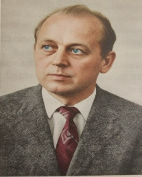 Mgr inż. Aleksander Kaczmarski Generalny Projektant.
Pracownik Biura Projektowo – konstrukcyjnego Stoczni im. Komuny Paryskiej w Gdyni i Stoczni Gdynia S.A. Fotografia z połowy lat 1970 ze zbioru Cezarego Kaczmarskiego, Głównego Projektanta stoczni – syna autora niniejszego tekstu.