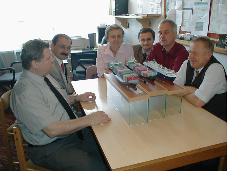 Październik 2001 / Gdynia od lewej: E. Piór, A. Krupa, A. Harańczyk, K. Czerski, J. Postek, W. Frączek (Fotografia ze zbiorów J. Postka).