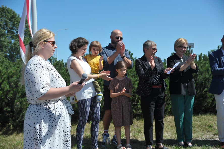 Od lewej p. Aleksandra Kędziora koordynatorka (z ramienia Urzędu Miasta Gdynia) całości uroczystości; na prawo rodzina w. Żychskiego i p. Oktawia Gorzeńska.
