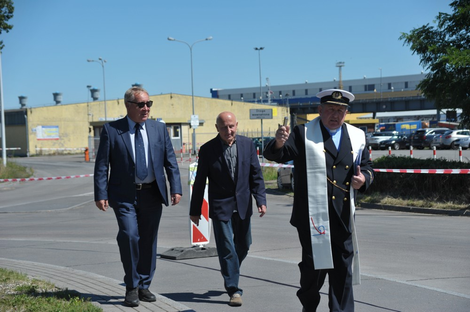 Chwila, kiedy o. dr Edward Pracz święci nadanie ronda im. W. Żychskiego. W ceremonii tej o. Edwardowi towarzyszą - od lewej mgr inż. Andrzej Buczkowski i inż. Jerzy Miotke inicjatorzy (z niewidocznym na ww. fotografii inż. Edmundem Piórem)  nadaniu temu rondu nazwy.