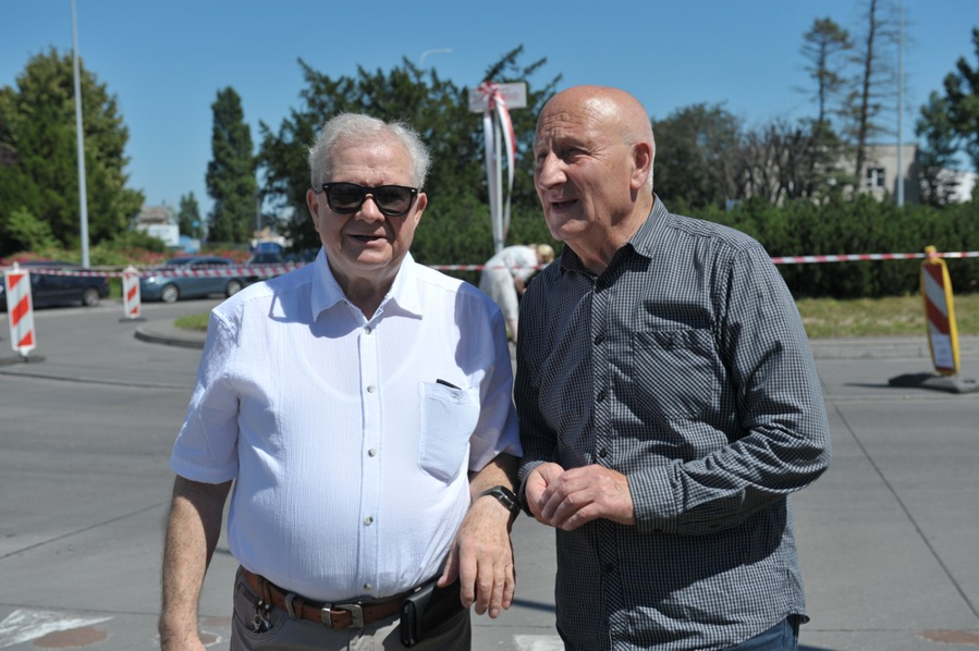 Inicjatorzy wystąpienia do Prezydenta Miasta Gdyni o nadanie rondu im. Wojciecha Żychskiego. Od lewej inż. Edmund Piór i inż. Jerzy Miotke (trzeci z inicjatorów – mgr inż. Andrzej Buczkowski na tej fotografii nie jest ujęty).