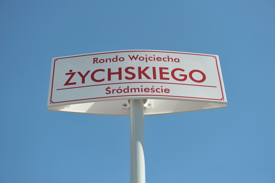 Tablica ronda im. Wojciecha Żychskiego.