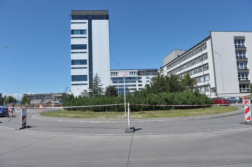 Rondo w całej krasie. Wysoki budynek (10 pięter) to budynek Biura Projektowo – Konstrukcyjnego, na którego V – tym piętrze pracował W. Żychski.