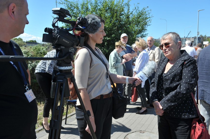 Pani Marta Żychska – żona Wojciecha udziela wywiadu regionalnej tv i Radiu Gdańsk przekazując swoje odczucia i satysfakcje z dorobku męża uświetnionym w tak niekonwencjonalny sposób.