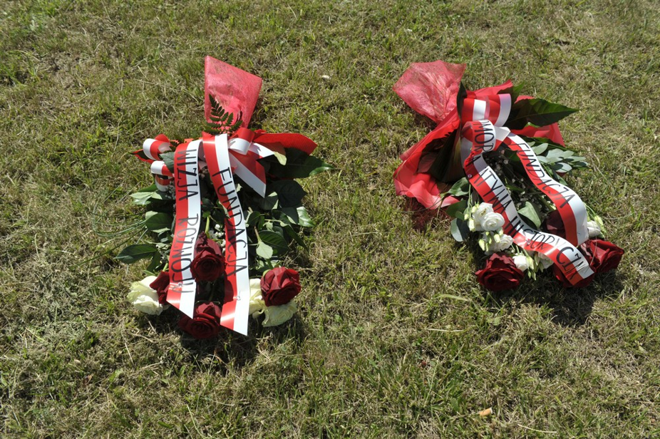 . Widoczne wiązanki kwiatów to dar od Pomorskiej Inicjatywy Historycznej, która zawsze wspiera uroczystości związane z stoczniowcami i ich dorobkiem solidarnościowym.