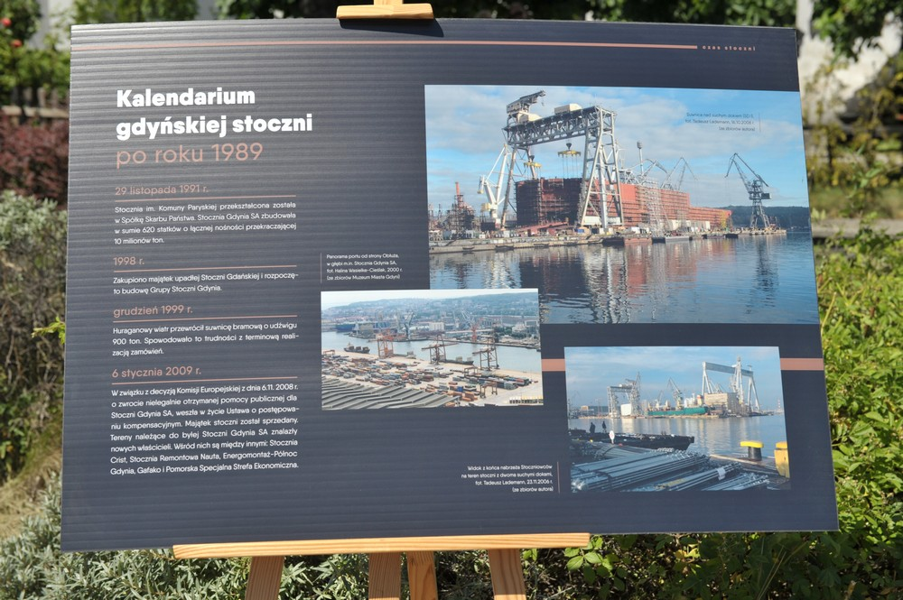 Tablice z kalendarium gdyńskiej stoczni. Kalendarium to przedstawia rys historyczny stoczni.