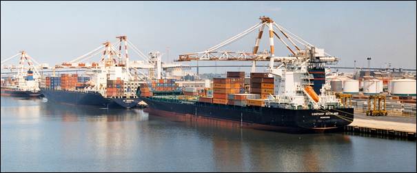 Załadunek  "Contship Auckland" przy nabrzeżu Swanson Dock.