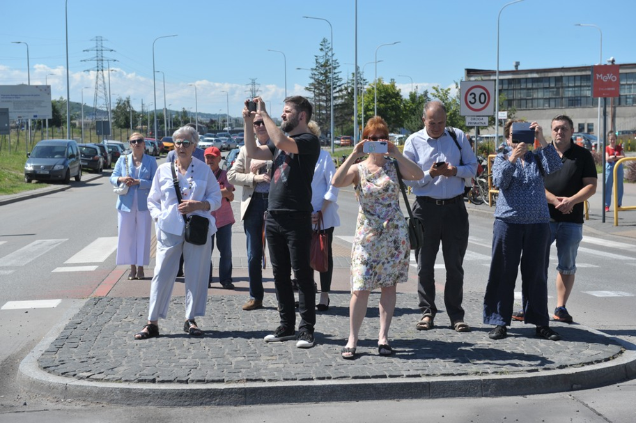 Po zakończeniu uroczystości pamiątkowe fotografie dokumentujące uroczystość. Pierwszy z prawej na powyższej fotografii to p. Maciej Czoska opiekun komputerów zarówno w pracy jak i w domu p. Wojtka Żychskiego.