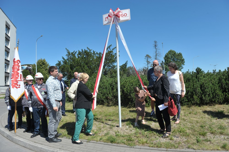 Moment zdejmowania szarfy – odsłonięcie nazwy ronda. Ceremonii dokonuje p. Oktawia Gorzeńska Wiceprezydent Miasta Gdynia.