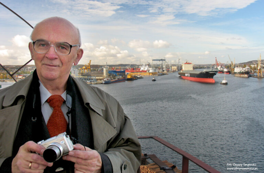 Fotografia wykonana przez p. Cezarego Spigarskiego w dniu 25 października 2005, gdy W. Żychski z wieży Kapitanatu Portu w Gdyni żegna swój statek opuszczający stocznie i „idzie” po swój pierwszy ładunek.